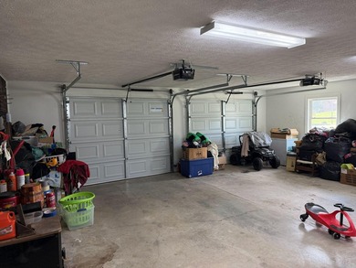 Welcome to this well-maintained 4-bedroom, 2-bathroom - photo 60