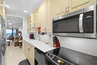 Oceanfront Alii Drive - Top-floor 2 bed 2 bath - Panoramic ocean - photo 11