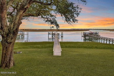 Meticulously maintained and truly like new, this custom - photo 6