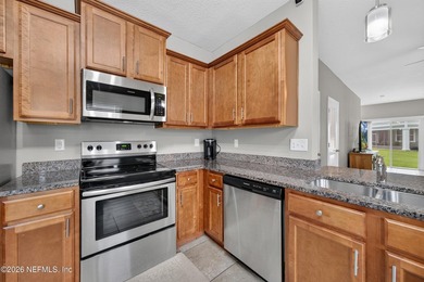 Welcome to this beautifully maintained 3-bedroom, 3-bathroom - photo 11