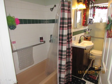 Nice 3 Bed 1 /12 Bath home Located in the lower valley. Corner