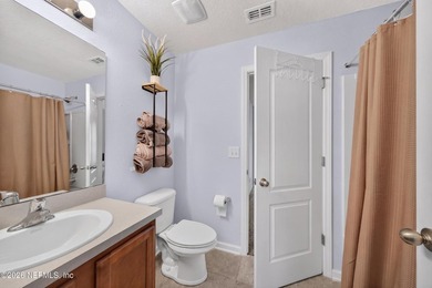 Welcome to this beautifully maintained 3-bedroom, 3-bathroom - photo 25