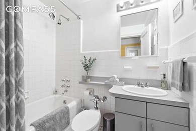 A gracious and serene one bed, one bath residence at 302 West - photo 5