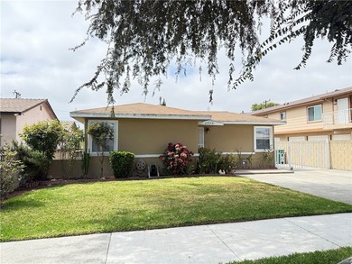Property very close to shopping area of cities of Paramount and - photo 1