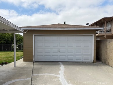 Property very close to shopping area of cities of Paramount and - photo 4