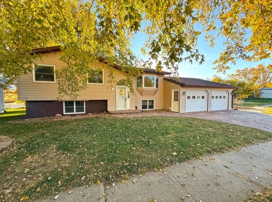 (private lake, pond, creek) Home Sale Pending in Shenandoah Iowa