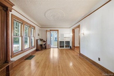 Welcome home to this charming historical Colonial, ideally - photo 2