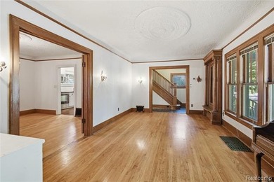 Welcome home to this charming historical Colonial, ideally - photo 4