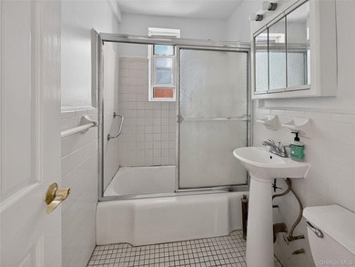 Welcome to this bright and spacious one-bedroom, one-bathroom - photo 5