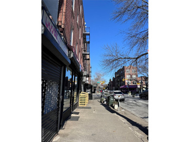 Mixed use building for sale. Zoning C1-3, R6A, Three Stores with - photo 2