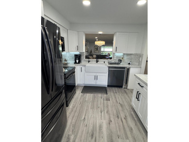 This top-of-the-line designer decorated 2-bedroom-plus-den - photo 4