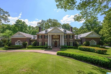 8.5 acre estate w/impeccable Georgian architecture set within a - photo 1