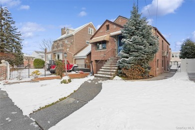 Charming Detached Home with Expansion Potential in Country Club - photo 2