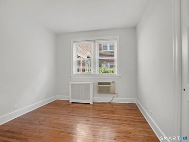 Charming and updated 1-bedroom corner condo in sought-after Glen - photo 13