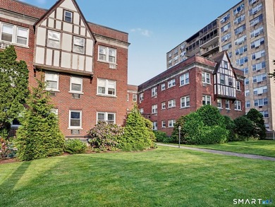 Charming and updated 1-bedroom corner condo in sought-after Glen - photo 18