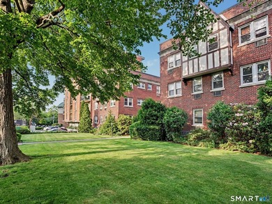 Charming and updated 1-bedroom corner condo in sought-after Glen - photo 19