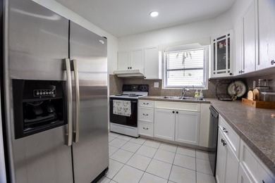 Charming and move-in ready 2-bedroom, 2-bath villa located in - photo 4