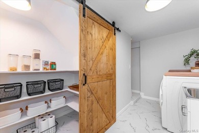 Welcome to this stunning fully renovated home, move-in ready - photo 25