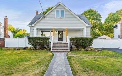 Welcome to this stunning fully renovated home, move-in ready - photo 31