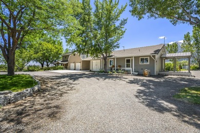 Welcome to your dream horse property! Tucked behind an automatic - photo 2