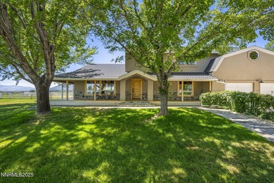 Welcome to your dream horse property! Tucked behind an automatic - photo 4