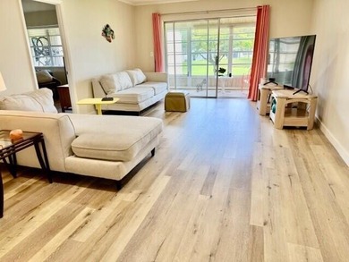 Beautifully renovated 2nd story lake front condominium in a - photo 11