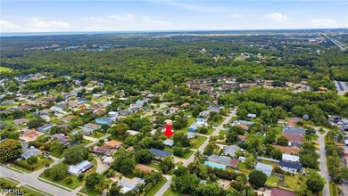 Opportunity awaits in the heart of Naples! This handyman special - photo 14