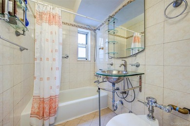 Large 2 bedroom/Jr.4 in move in condition-lots of windows-bright - photo 13
