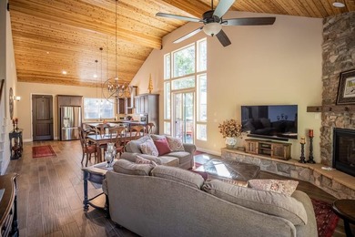 This beautifully maintained mountain retreat offers the perfect - photo 4