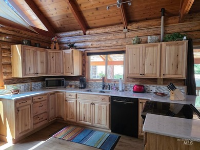 Escape to this turnkey log cabin tucked away at the end of a - photo 11