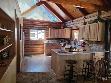 Escape to this turnkey log cabin tucked away at the end of a - photo 12
