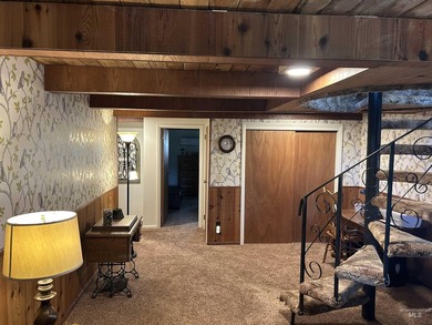 Escape to this turnkey log cabin tucked away at the end of a - photo 17