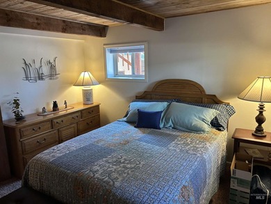 Escape to this turnkey log cabin tucked away at the end of a - photo 21