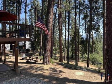 Escape to this turnkey log cabin tucked away at the end of a - photo 29