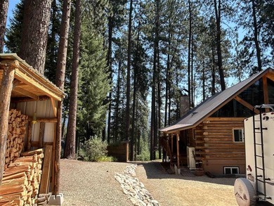 Escape to this turnkey log cabin tucked away at the end of a - photo 32