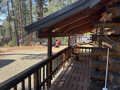 Escape to this turnkey log cabin tucked away at the end of a - photo 33
