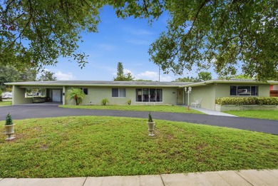 Welcome to this spacious 3-bedroom, 3-bathroom home located in - photo 2