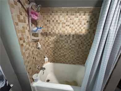 Spacious 4 bedroom Colonial! Currently rented at $1,512 per - photo 23