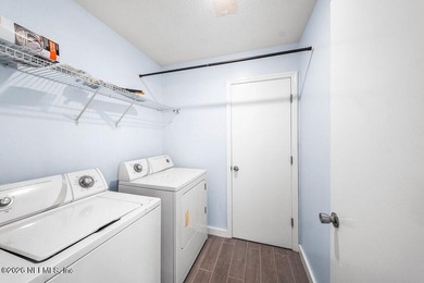 Island living, minutes from 450 years of history! This 3-bedroom - photo 25