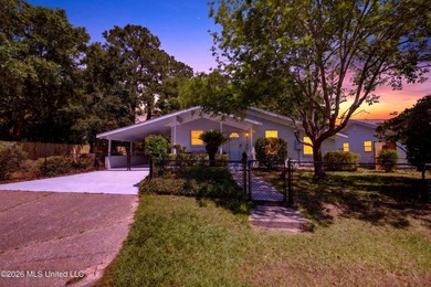 Rare Mid-Century Modern Retreat - Walking Distance to the Beach! - photo 3