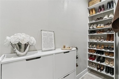 GREAT LOCATION ! This well appointed townhome sits in the heart - photo 12