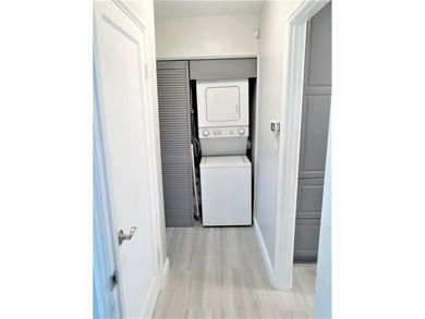 Updated Duplex in the heart of Hollywood! Centrally located just - photo 13
