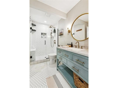 GREAT LOCATION ! This well appointed townhome sits in the heart - photo 14