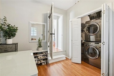 GREAT LOCATION ! This well appointed townhome sits in the heart - photo 21