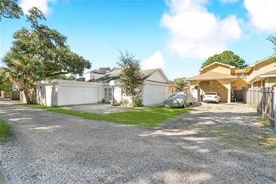 GREAT LOCATION ! This well appointed townhome sits in the heart - photo 24