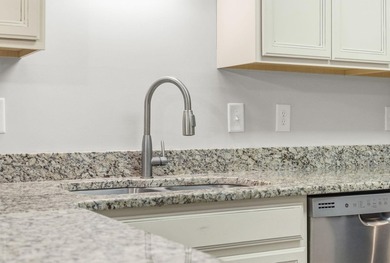 This well-maintained condo in Queens Harbor offers comfort