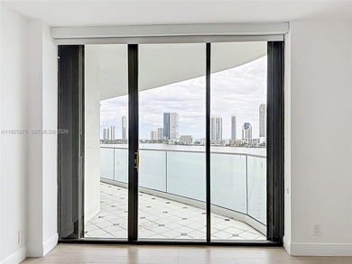 Gorgeous 2 Bedroom + Den (can be enclosed as a 3rd bedroom) / 2