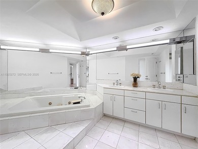 Gorgeous 2 Bedroom + Den (can be enclosed as a 3rd bedroom) / 2