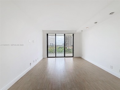 Gorgeous 2 Bedroom + Den (can be enclosed as a 3rd bedroom) / 2