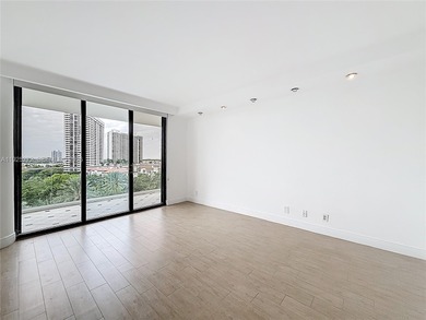 Gorgeous 2 Bedroom + Den (can be enclosed as a 3rd bedroom) / 2